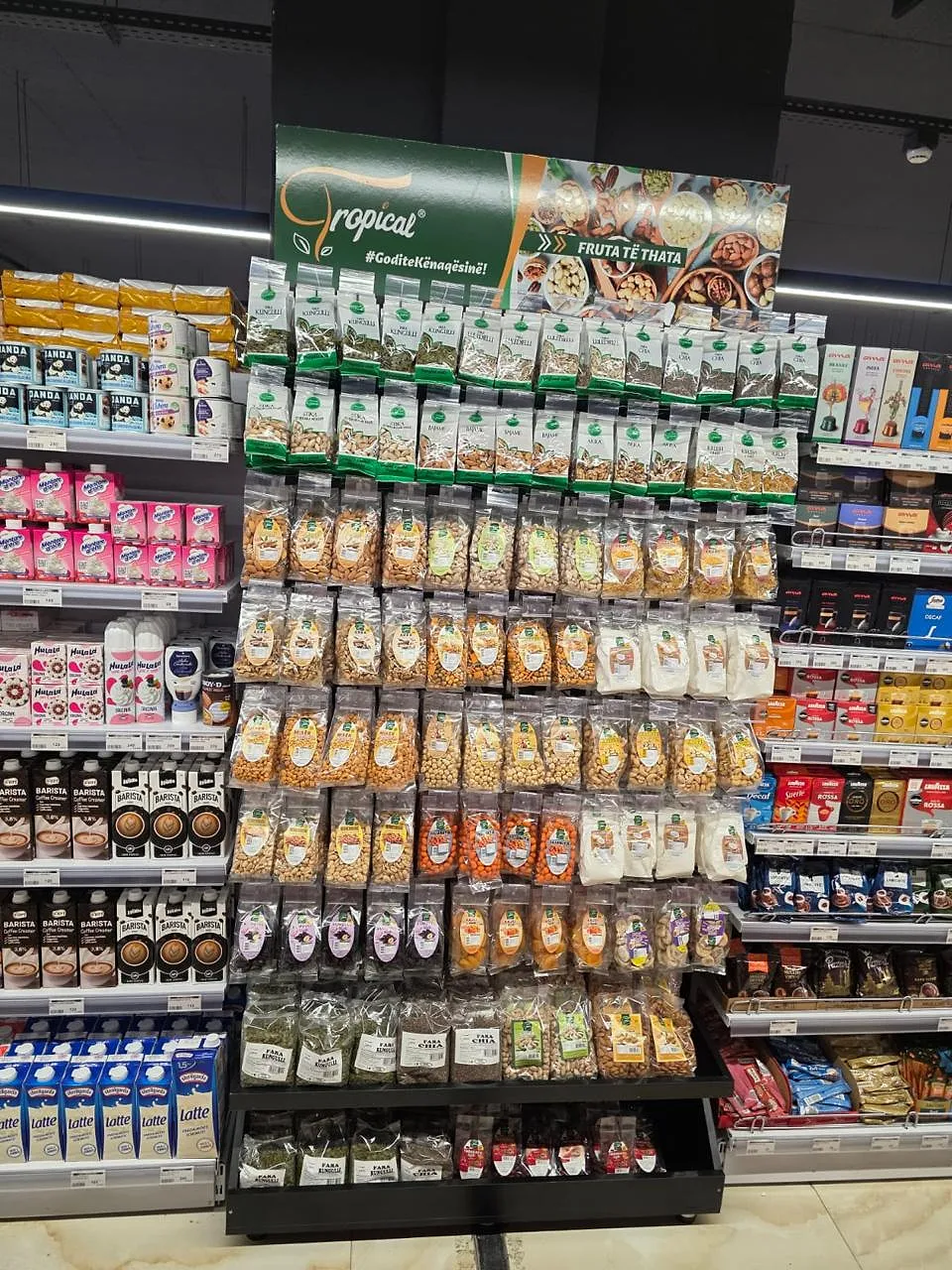 Stenda e Tropical me fruta të thata në supermarket